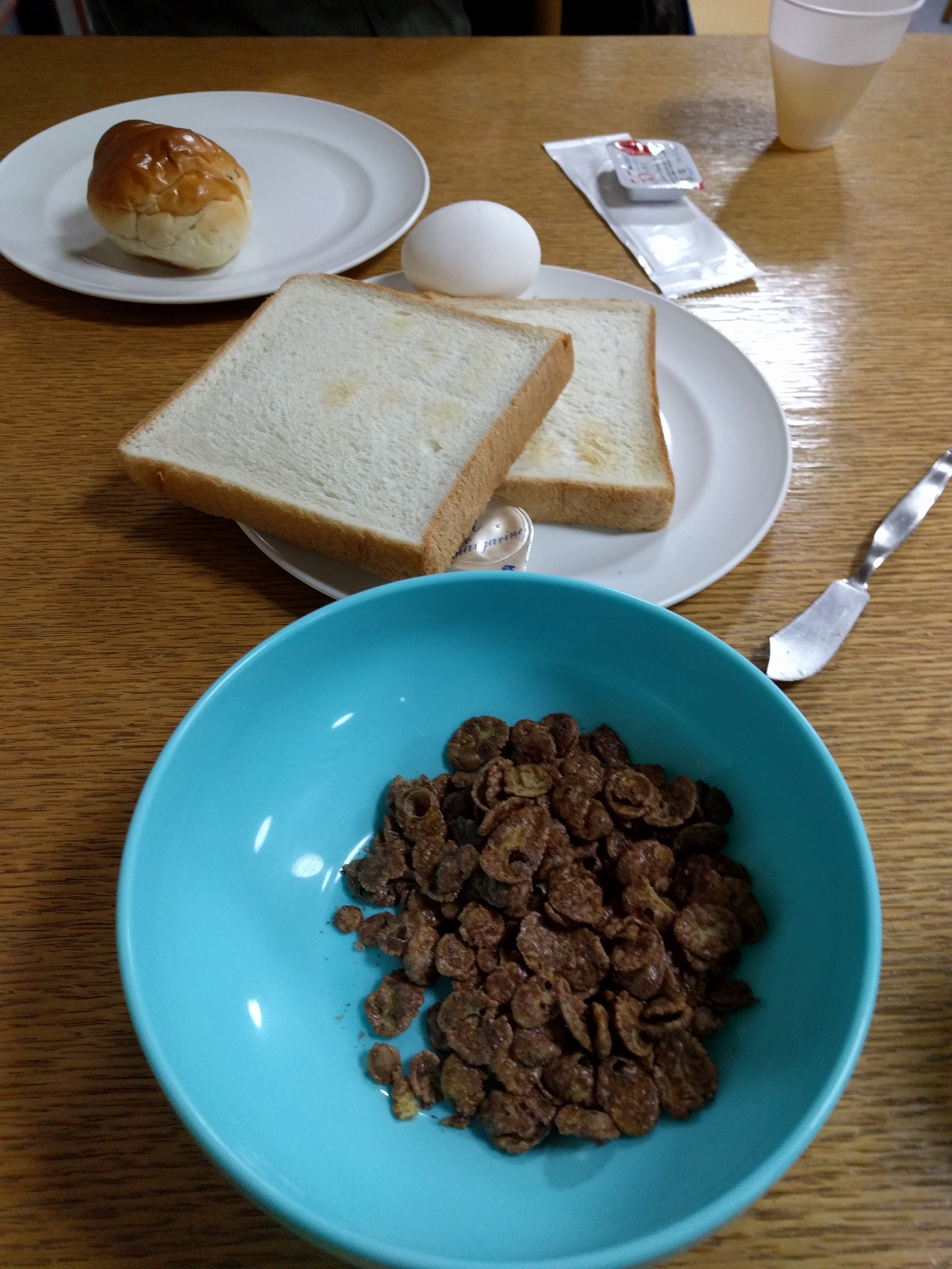 <p>Breakfast at Towada Backpackers. Nothing like toast, hard boiled egg, and random cereal for breakfasst :)</p>
