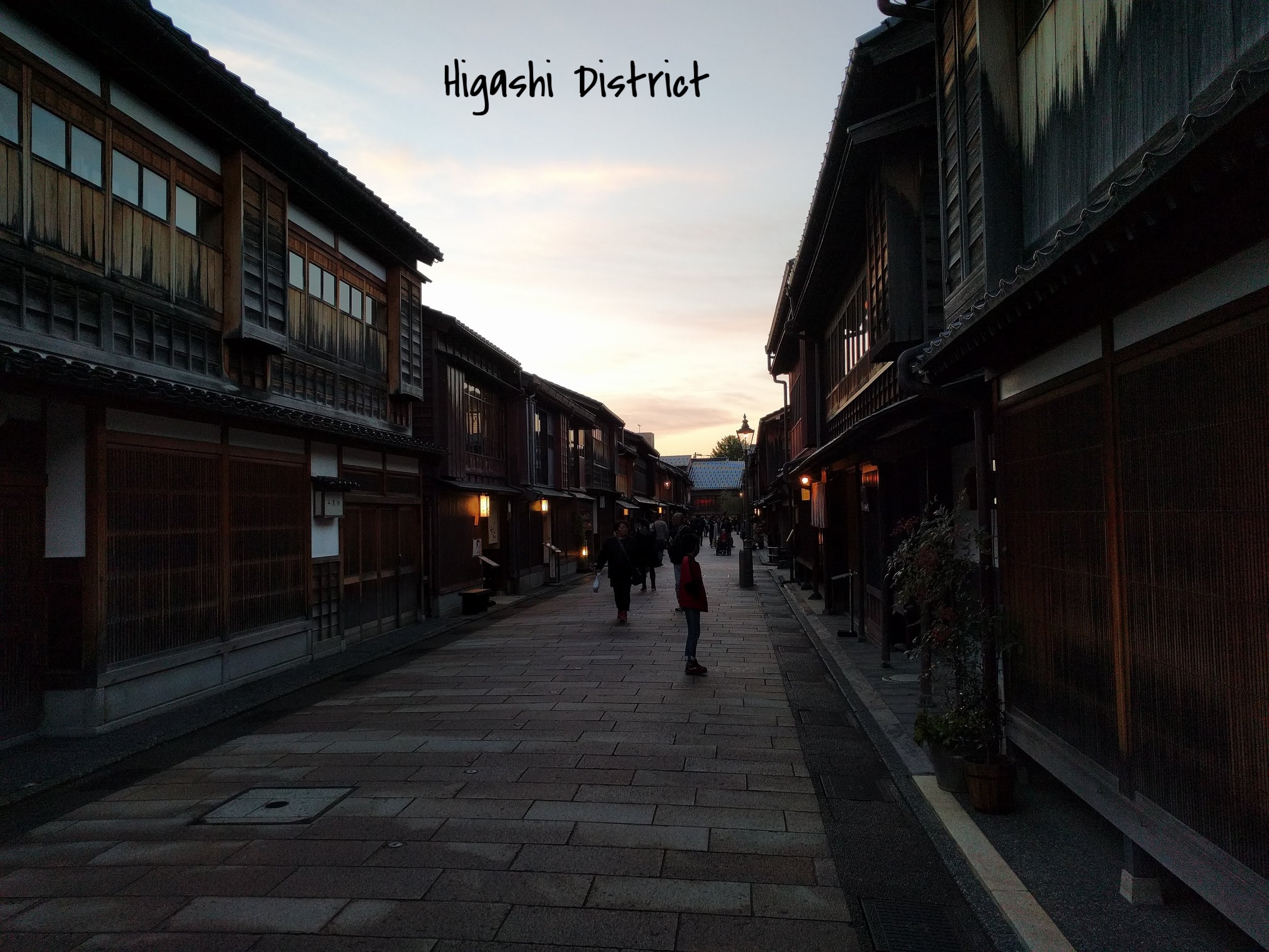 Higashi District at dusk
