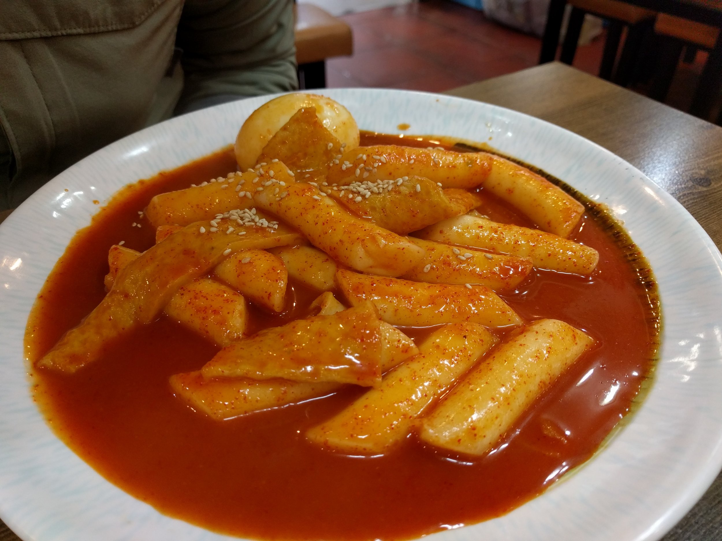 <p>Chewy rice cake in a spicy sauce with fish cake, delicious</p>