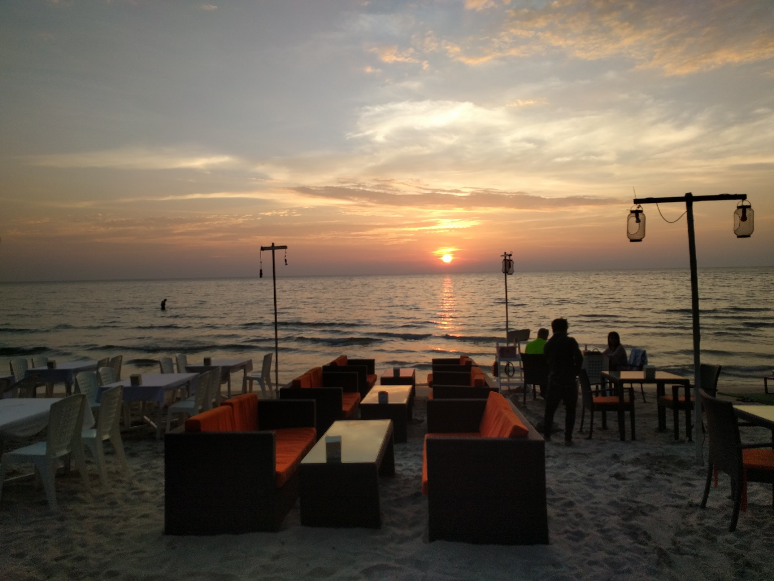 Lots of restaurants along the beach