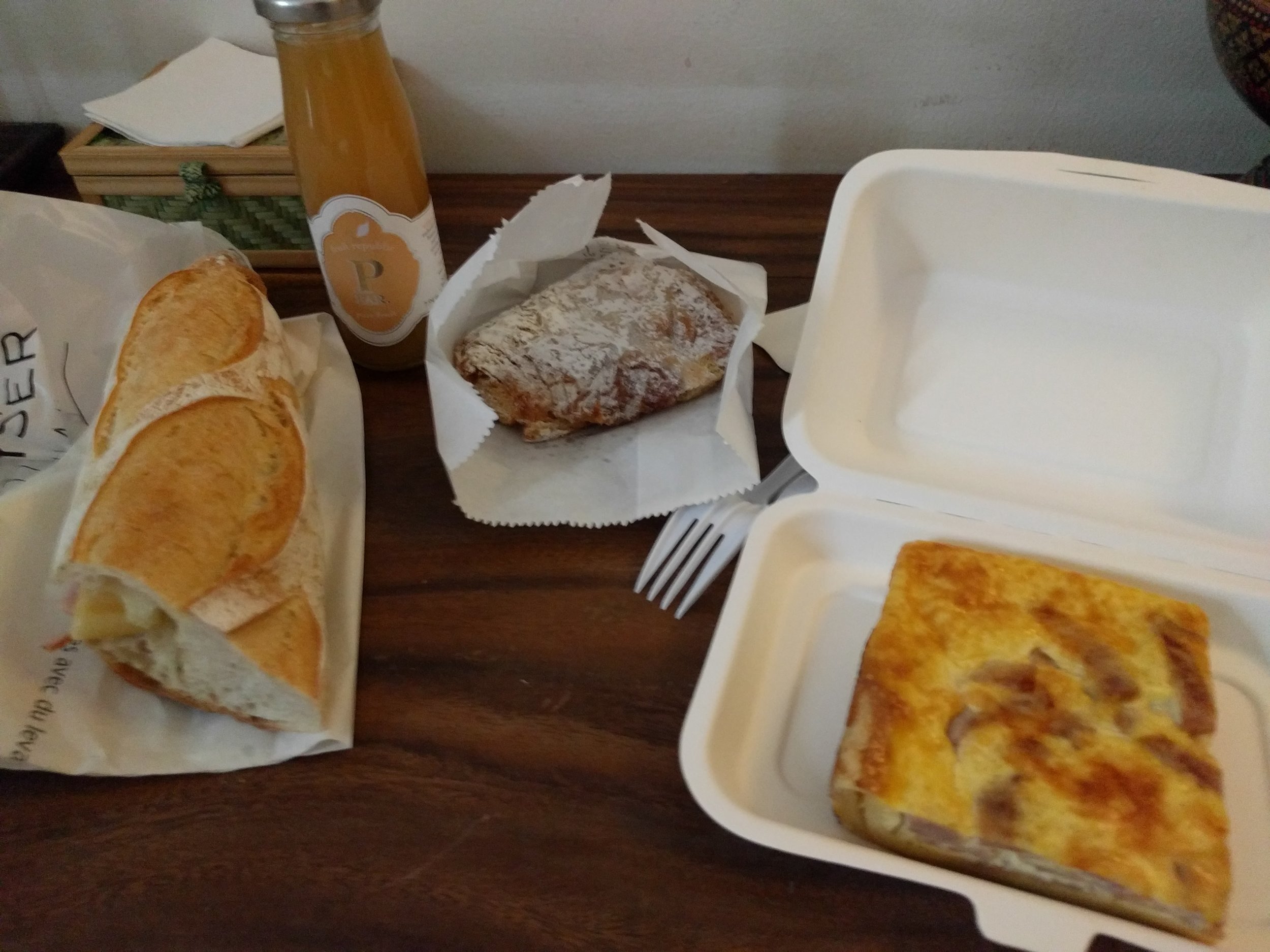 Sandwich, quiche, pain au chocolat from a french chain - Eric Kaiser