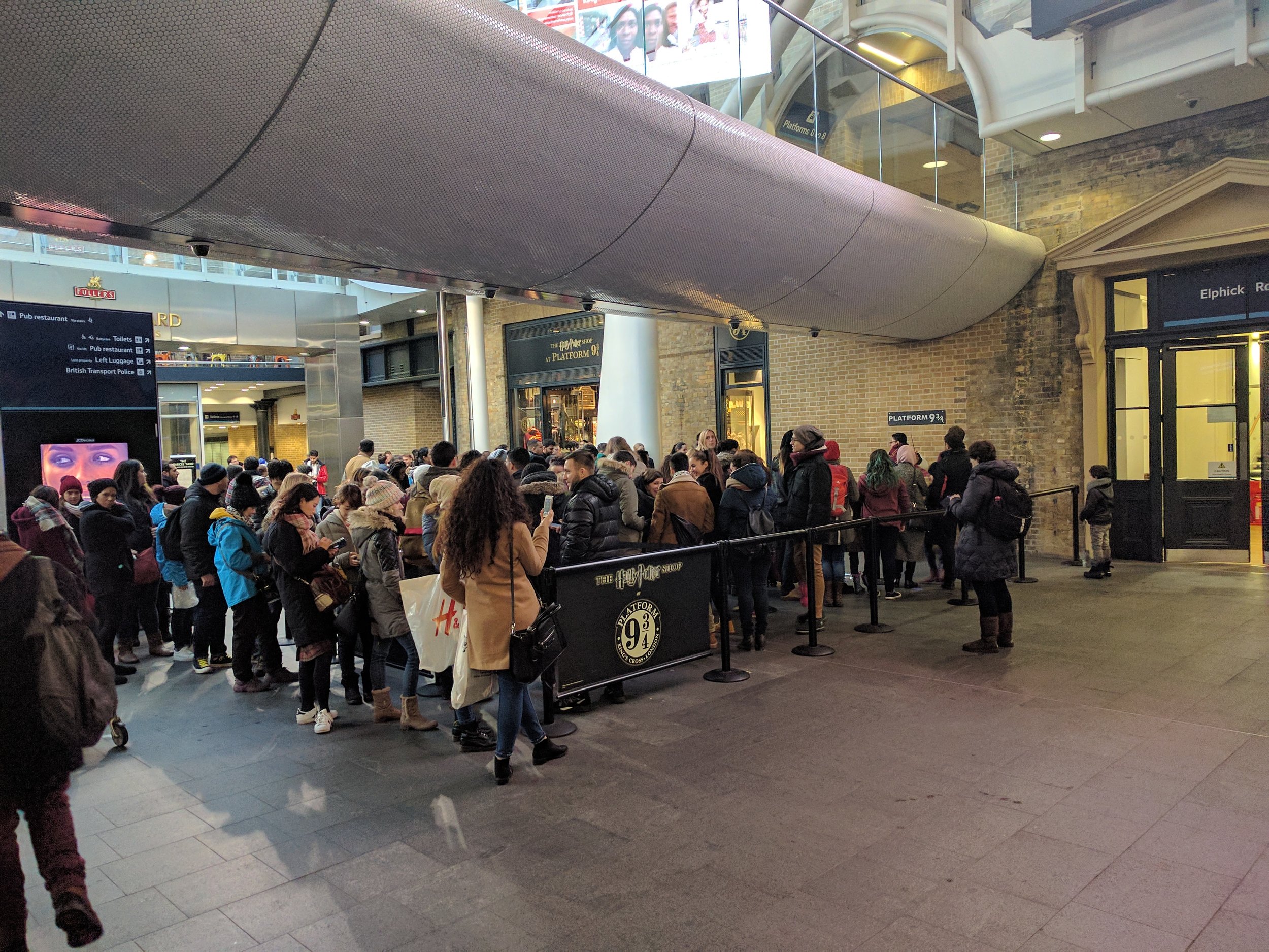 Line of people waiting to take pictures at Platform 9 3/4