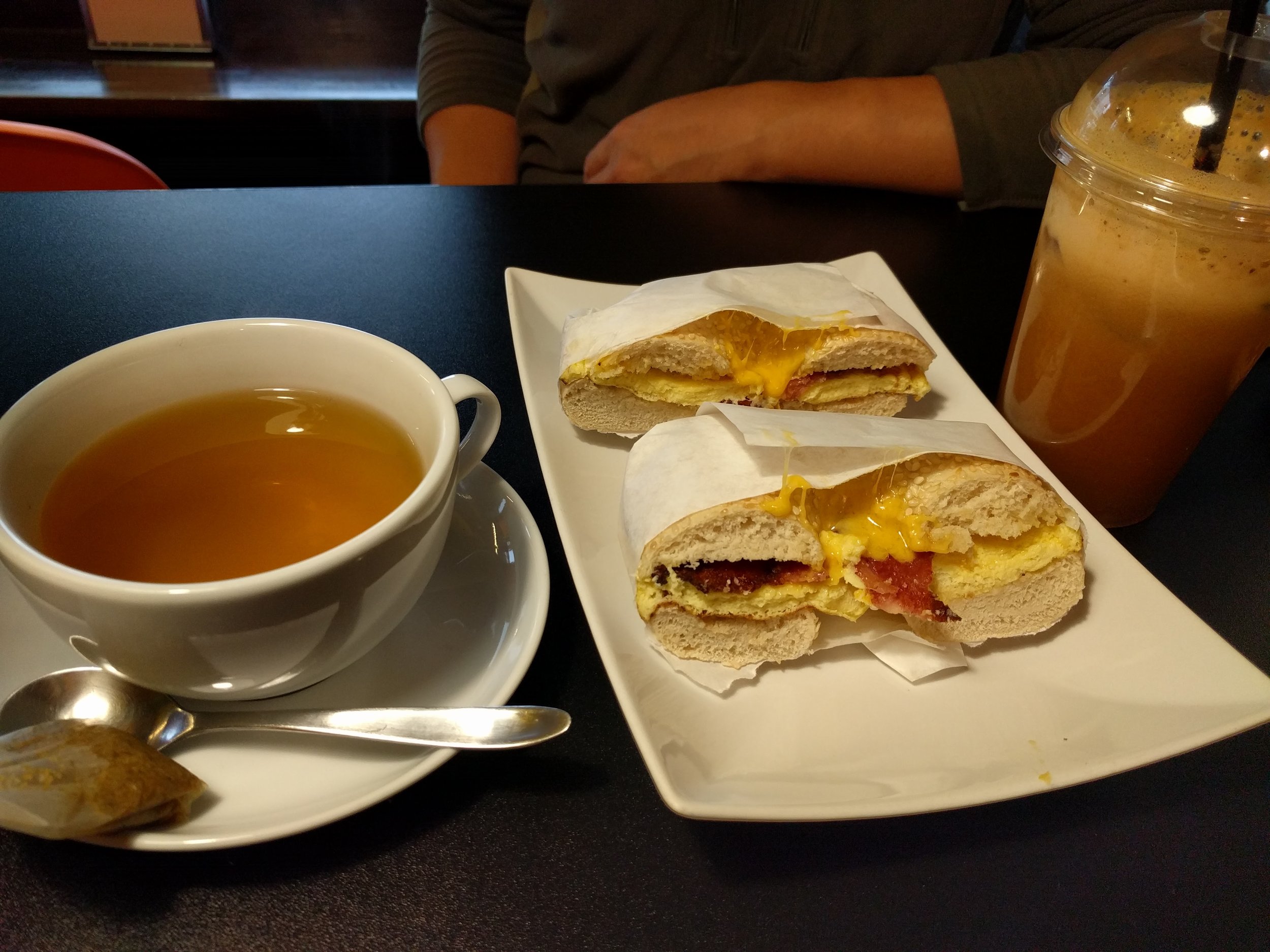 <p>With tea and freshly squeezed apple juice</p>