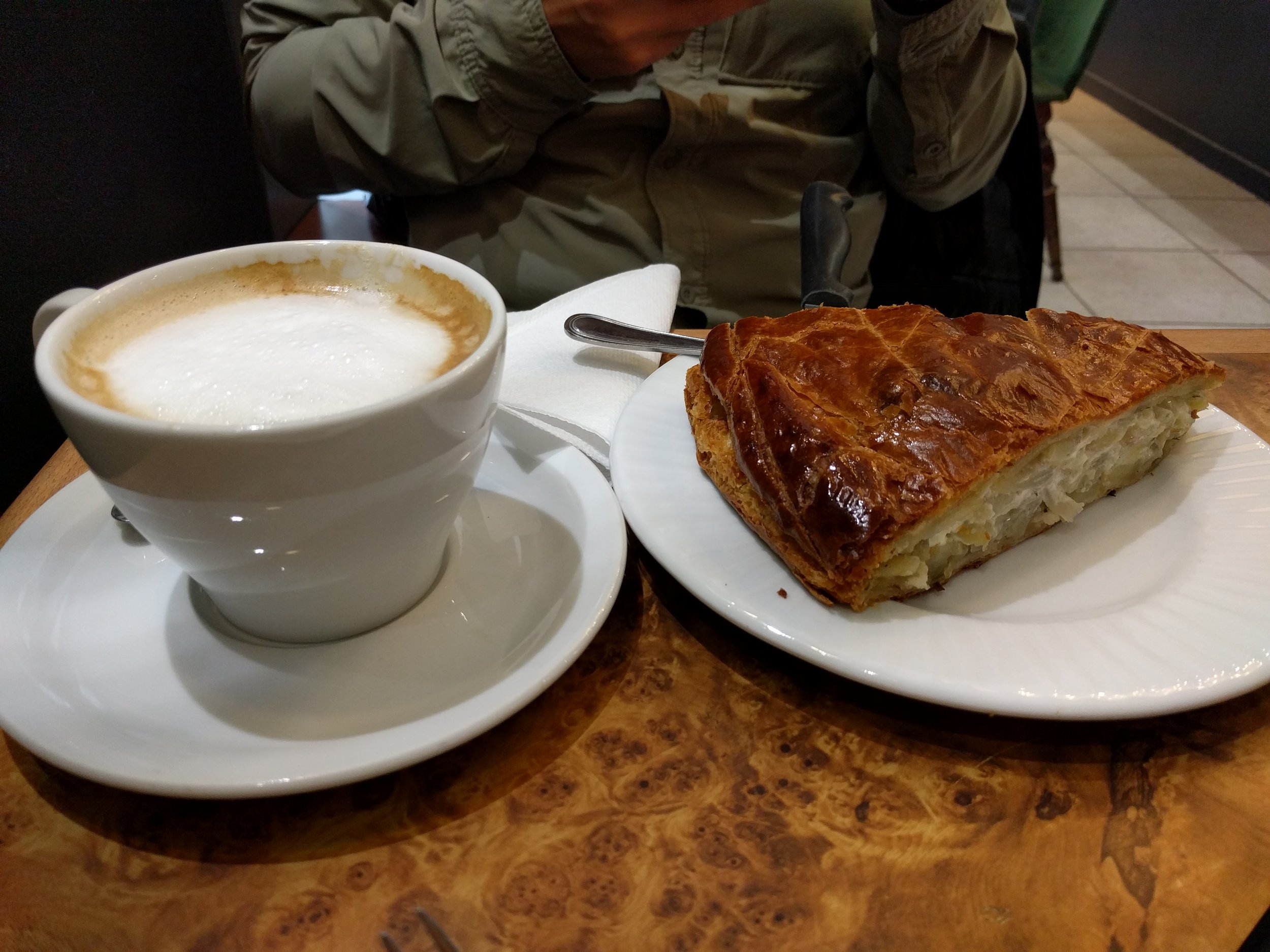Cafe creme and potato cake