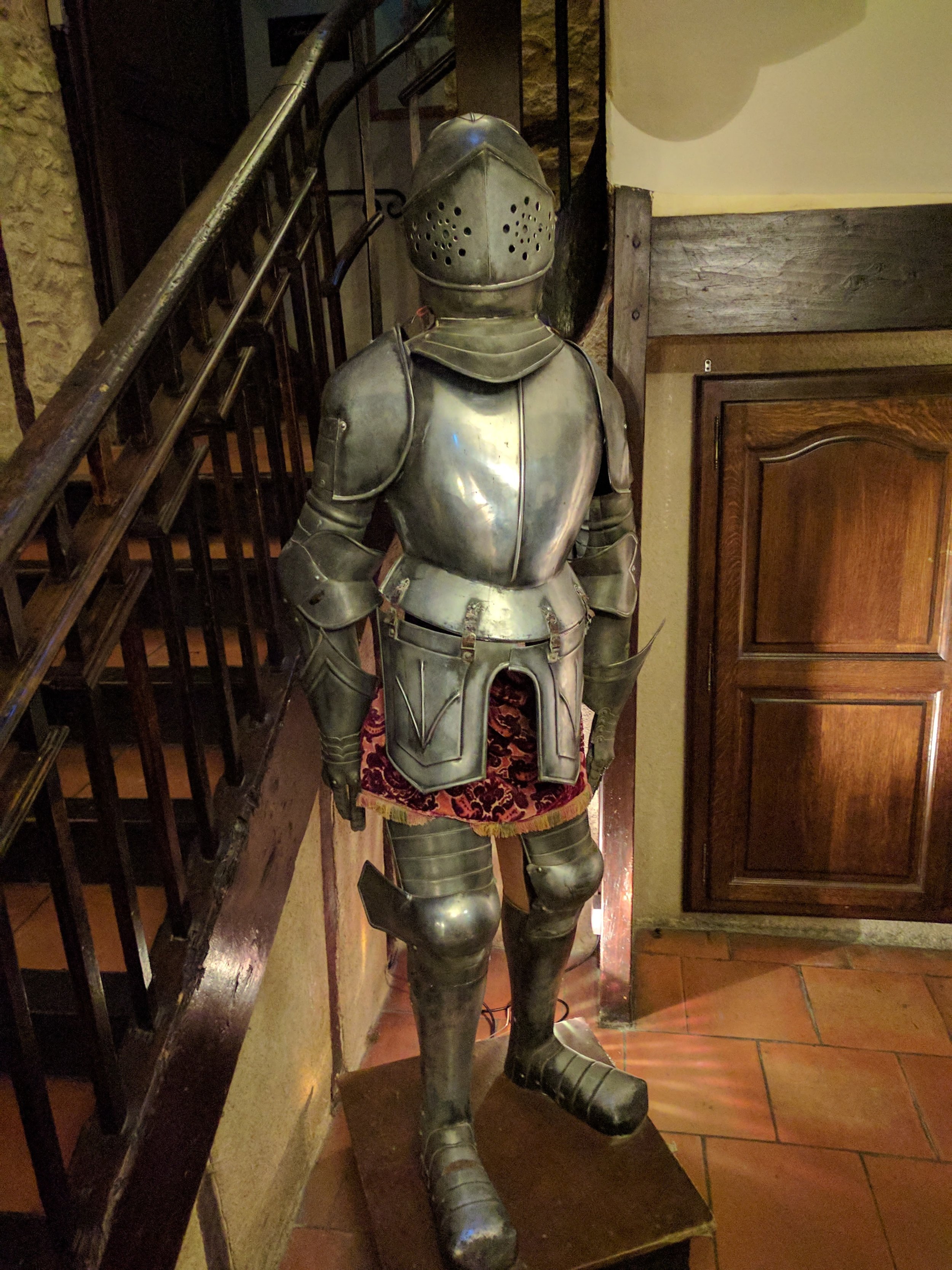 Knight in our hotel, Le Donjon
