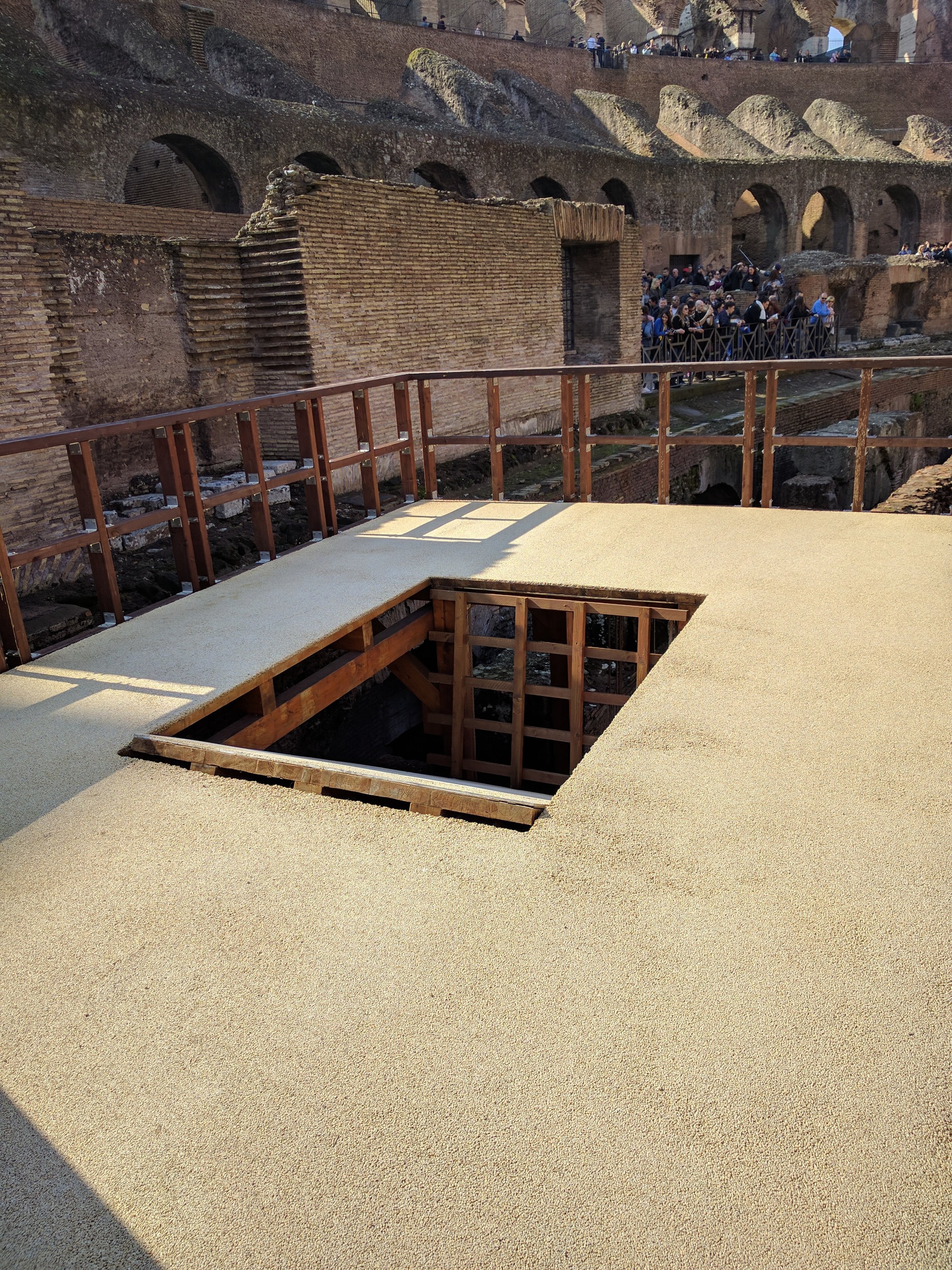 Trap door for tigers or other animals