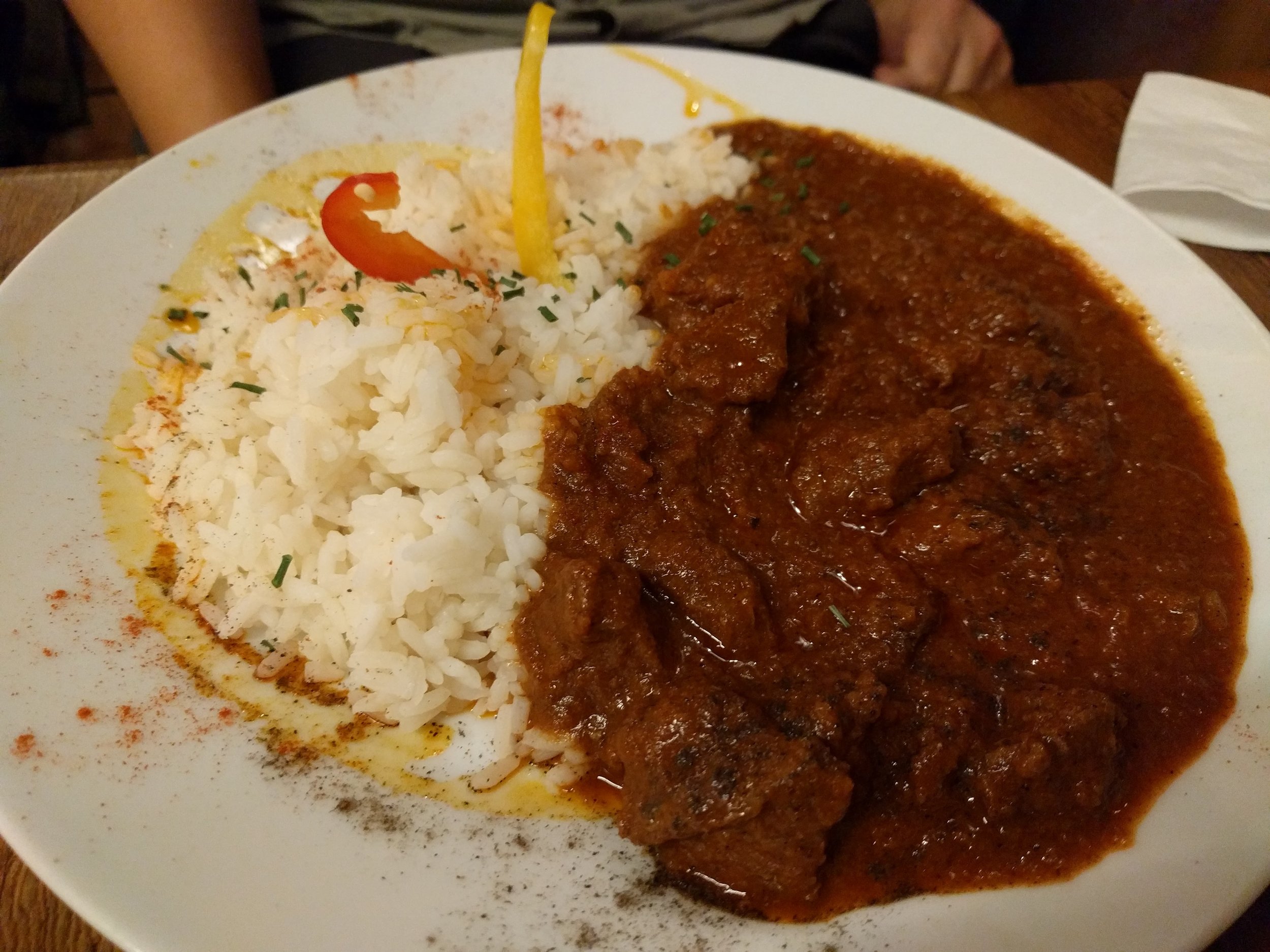 Beef goulash stew with rice - Drum Cafe