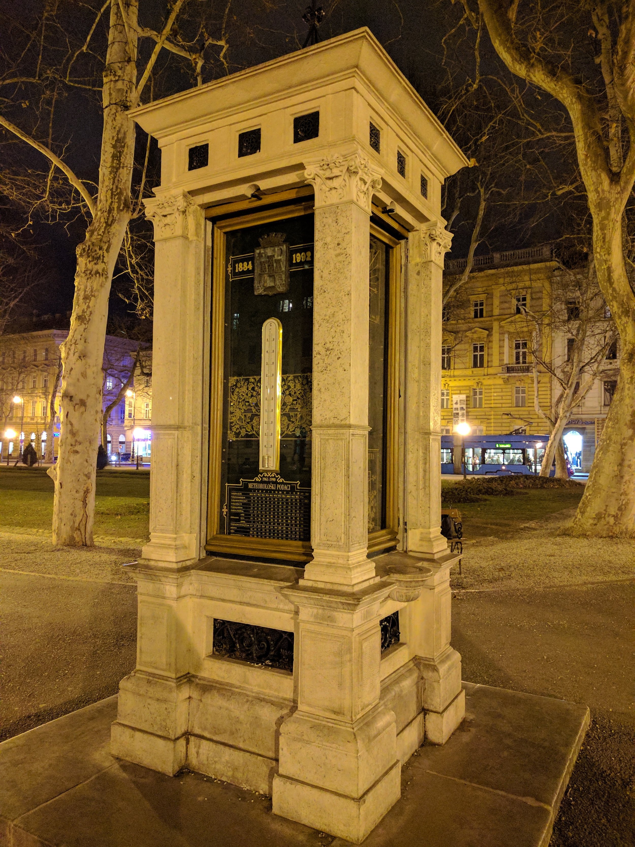This clock retains historical weather data - crazy