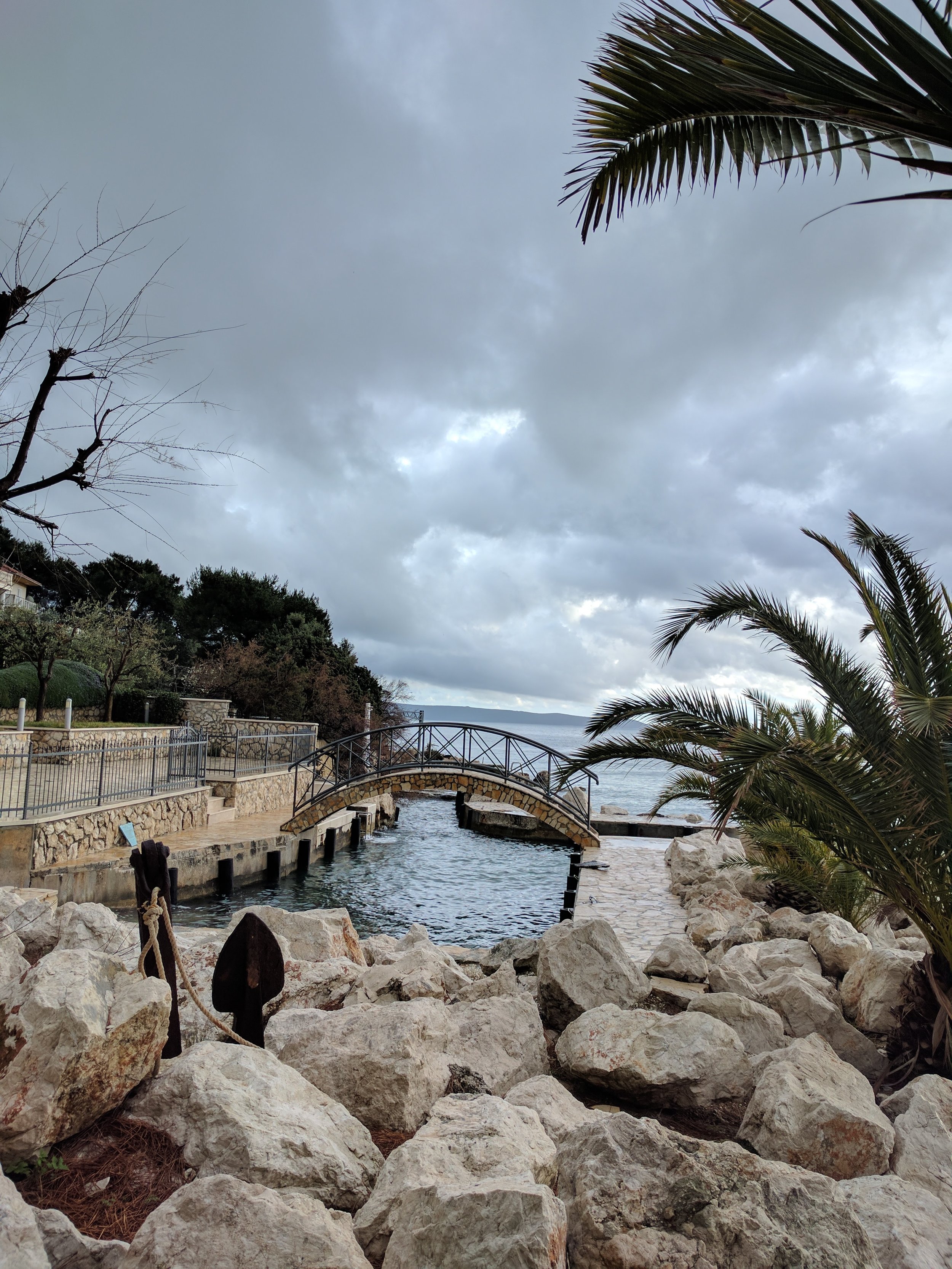 Baller houses to the left, with private boat docks