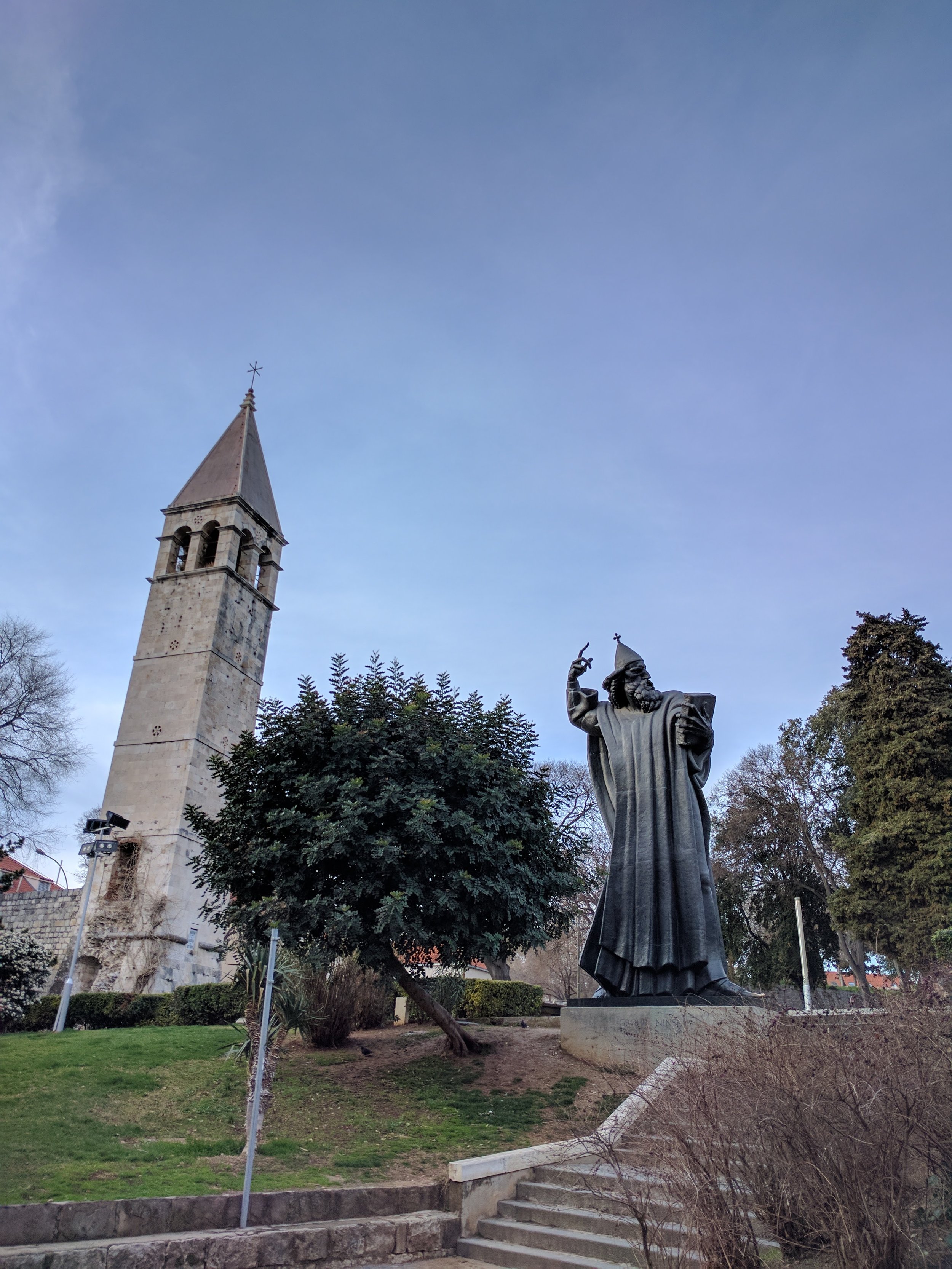 Grgur Ninski statue