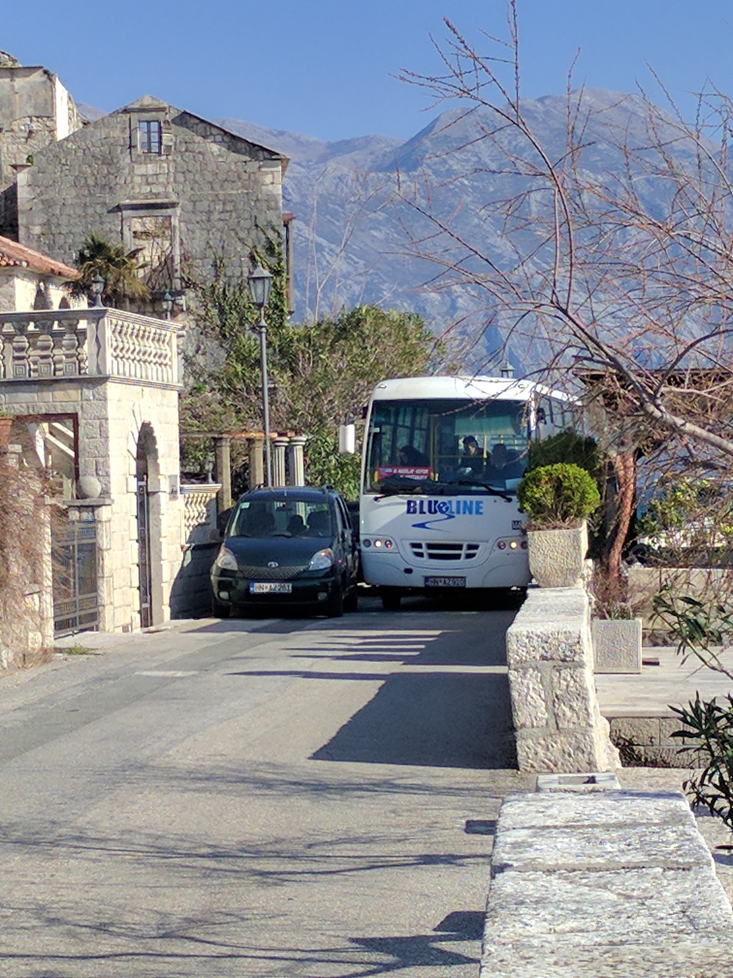 Buses can fit in tiiiiny streets